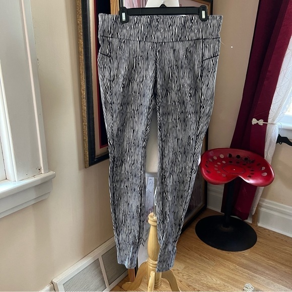 NEW BALANCE White and Black Zebra Women’s Studio Yoga Pant Tights Size Large - Picture 10 of 11